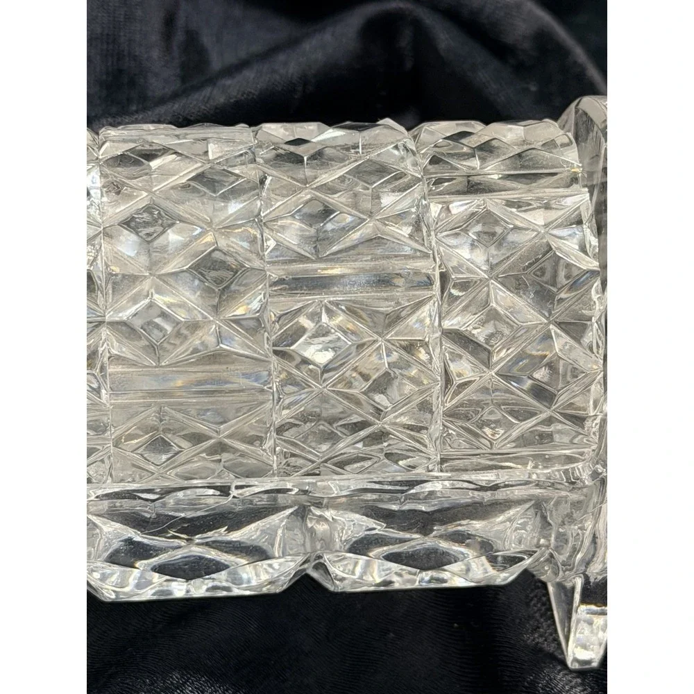 STUNNING GLASS NAPKIN HOLDER WITH 11 GLASS NAPKIN RINGS 8.5